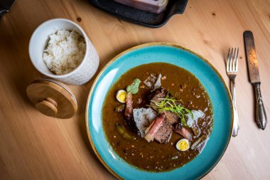 Domuz pastırmalı biftek ve bıldırcın yumurtası.