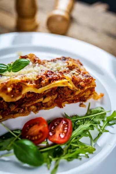 Lasaña Pasta Italiana Tradicional Con Carne Picada Tomate Queso Parmesano — Foto de Stock