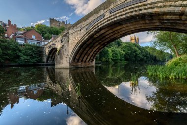 Çerçeve Wellgate köprü nehir aşınma. Durham, İngiltere