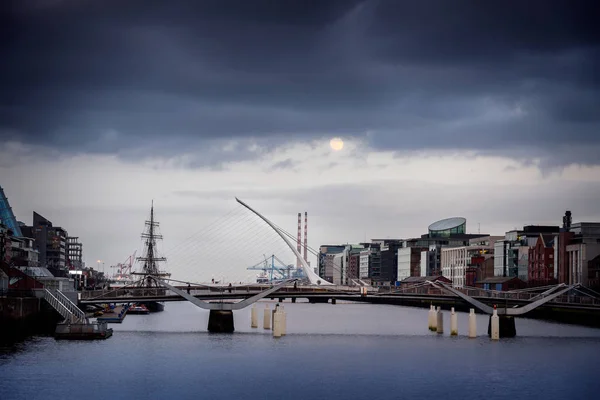 Samuel beckett bridge, river liffey dublin irland — Stockfoto