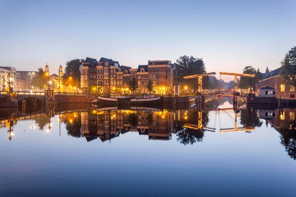阿姆斯特尔运河悬臂吊装桥梁-荷兰 — 图库照片