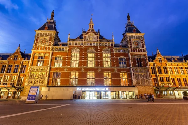 阿姆斯特丹中央火车站-荷兰荷兰 — 图库照片