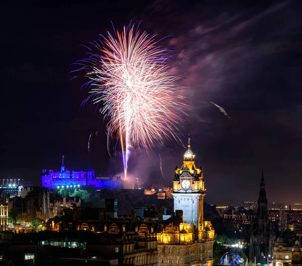 Edinburgh Cityscape with fireworks — Stock Photo, Image