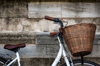 Bisiklet ile kahverengi bambu sepet