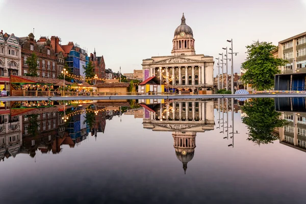 Weerspiegeling van Raadshuis en markt in fontein — Stockfoto