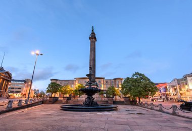 Çeşme önünde Dük Wellington sütun