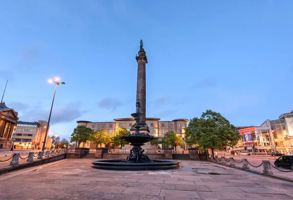 Fontana di fronte alla colonna del Duca di Wellingtons — Foto Stock