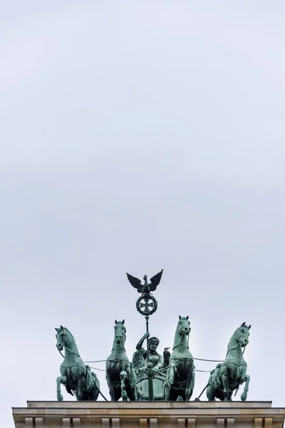 브란덴부르크 게이트의 승마 조각상 — 스톡 사진