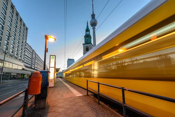 Tram am alexanderplatz von berlin — Stockfoto
