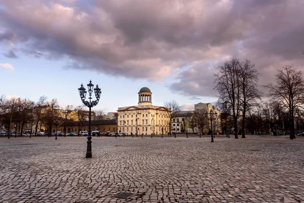 Gepflasterter platz im äußeren teil berlins — Stockfoto