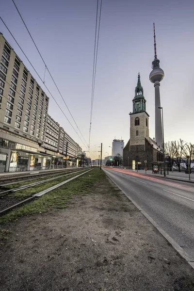 Trilhos ferroviários através da torre de televisão — Fotografia de Stock