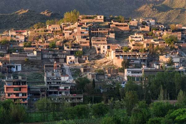 Pueblo en la colina en Swat — Foto de Stock