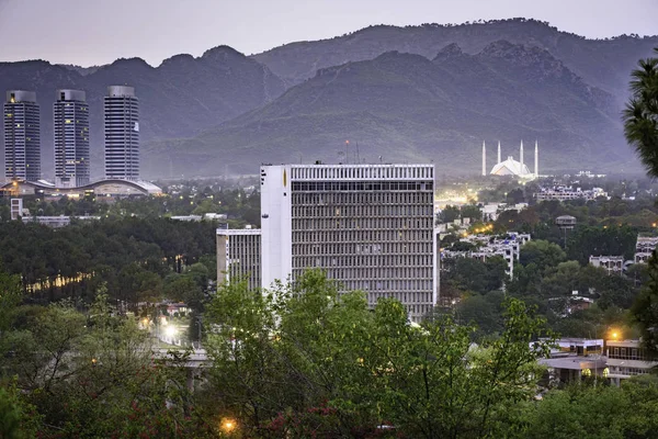 Hitos de Islamabad y colinas de margalla — Foto de Stock