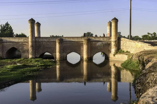 Oude grungy mughal stijl brug — Stockfoto