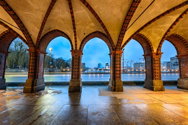 Horizonte de Berlim através de arcos — Fotografia de Stock