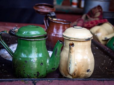 Eski colouful metalik çaydanlıklar 