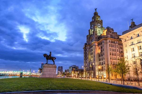 Historische gebouwen op de waterkant van Liverpool — Stockfoto