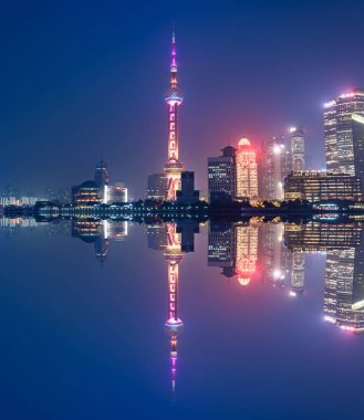 gece büyük modern şehir