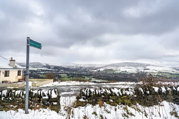 Bergen som delvis täckt med snö — Stockfoto