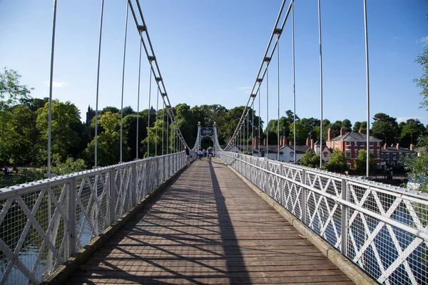 Puente colgante sobre el río — Foto de Stock