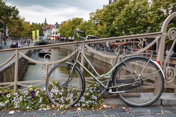 Bicicleta estacionada na ponte — Fotografia de Stock