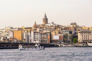 Boğaz'ın su üzerinde yüzen feribotlar