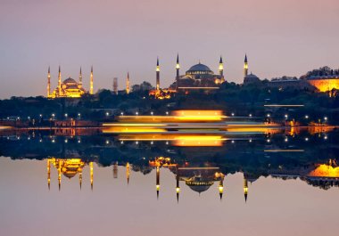 Yansıması ile ışıklı Camii