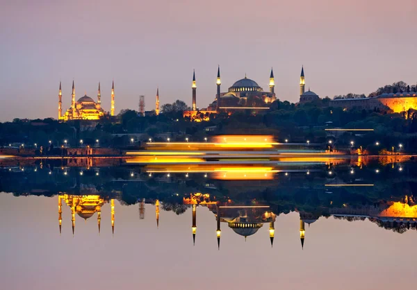 Masjid beriluminasi dengan refleksi — Stok Foto