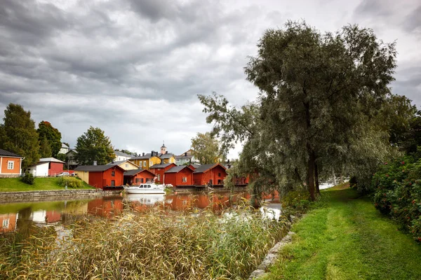 Reflejo de casas de madera en canal — Foto de Stock