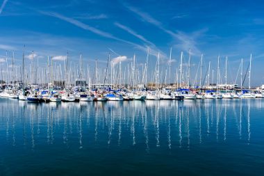 Howth Harbor'da demirledi yatlar