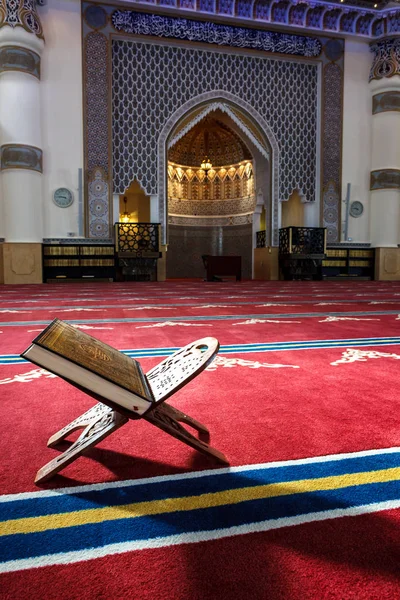 Коран на полке в мечети — стоковое фото