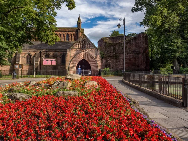 St John Katedrali önünde flowerbed — Stok fotoğraf