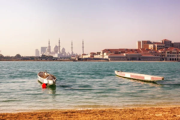 Човни на березі моря з велика мечеть — стокове фото
