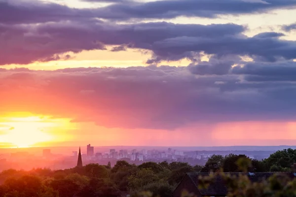 Puesta de sol púrpura sobre Manchester — Foto de Stock