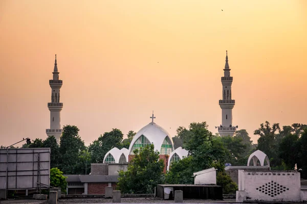 Mosquée et église au coucher du soleil — Photo