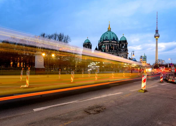 Zug fährt vor Berliner Museum vorbei — Stockfoto