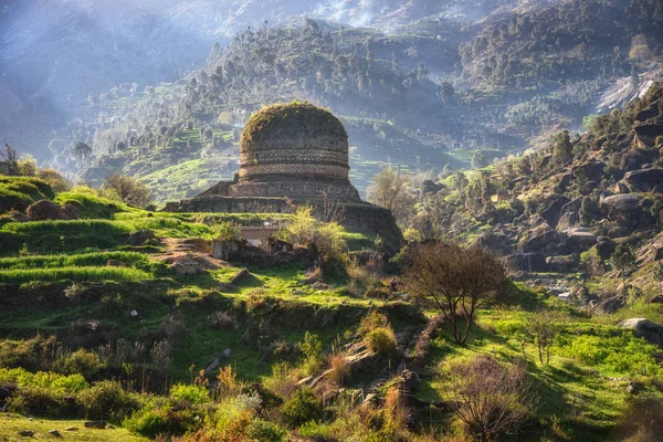 Budhist Monastry em paisagem verde — Fotografia de Stock