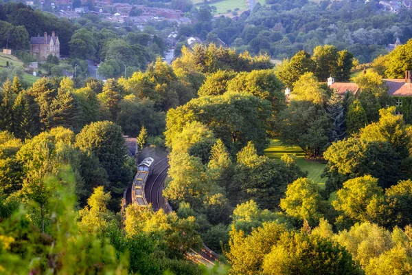 Tren que pasa por un pequeño pueblo — Foto de Stock