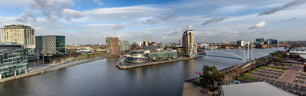 Панорамный вид Salford Quay Manchester UK
