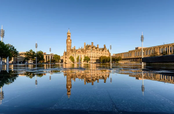 Yansıma Bradford City Hall — Stok fotoğraf