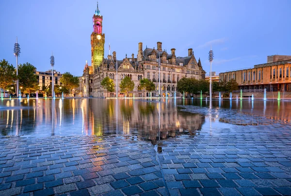 Odbicie miasta Bradford City Hall — Zdjęcie stockowe