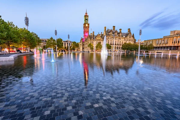 Reflektion av Bradford City Hall — Stockfoto