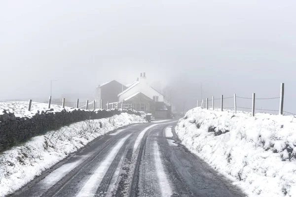 Neve estrada coberta — Fotografia de Stock