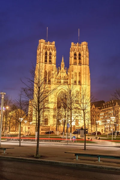 Katolska kyrkan i kvällsljus — Stockfoto