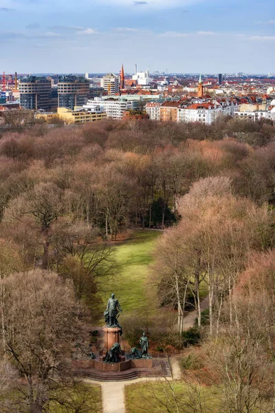 Blick auf den Park mit Goethestatue — Stockfoto