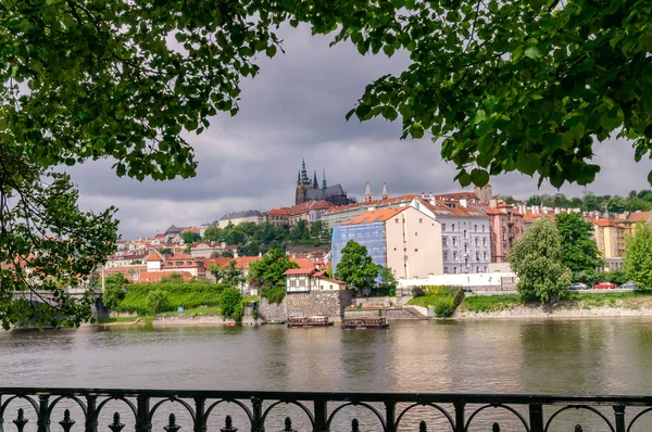 Praagse burcht met rivier Vltava — Stockfoto