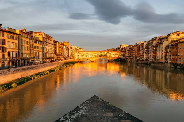 Floden Arno Och Berömda Bron Ponte Vecchio Solnedgången Florens Toscana — Stockfoto