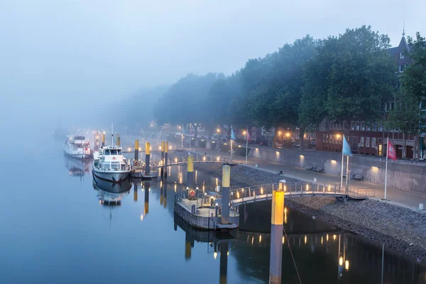 Segelbåtar på banvallen av floden Weser — Stockfoto
