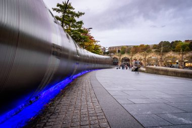Sheffield, İngiltere'de tren istasyonunun yakınında su seçme duvar