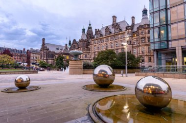 Sheffield, İngiltere, Birleşik Krallık'taki modern Millennium Meydanı